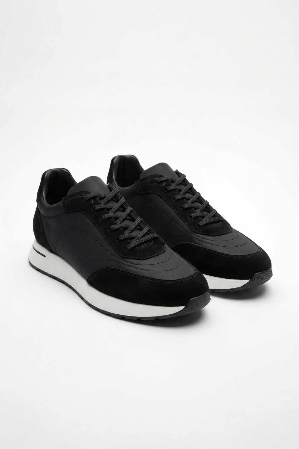 BLACK LEISURE SNEAKER