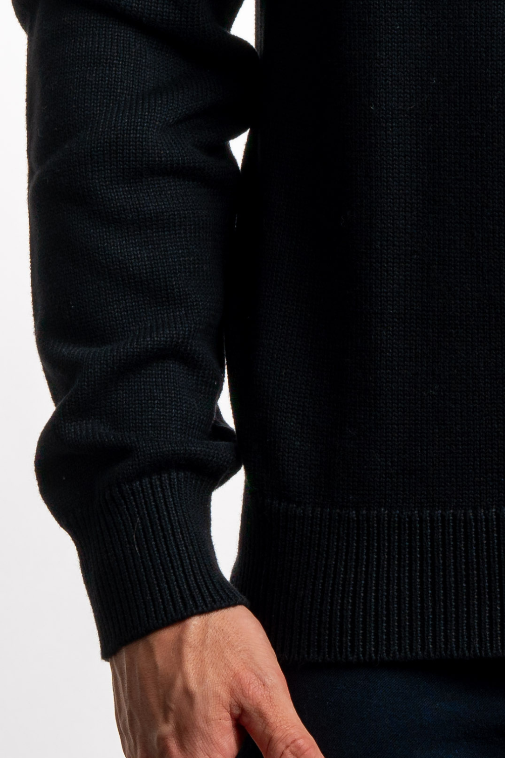 BLACK CREWNECK SWEATER