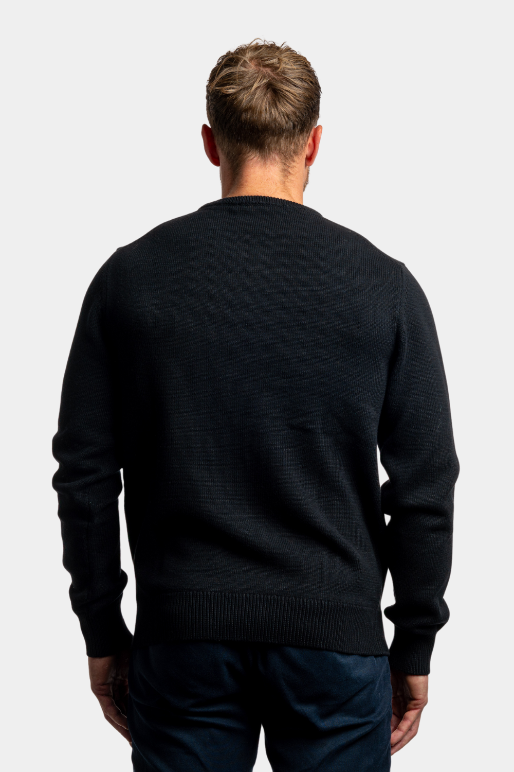 BLACK CREWNECK SWEATER